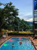 室外游泳池，池畔遮阳伞，日光浴躺椅