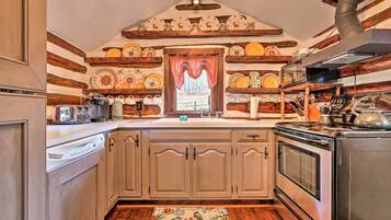 Réfrigérateur, four à micro-ondes, surface de cuisson, lave-vaisselle