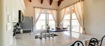 Mountain Views & Private Jacuzzi: Tucson Casita