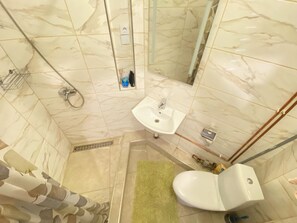 Dusche, Haartrockner, Handtücher, Seife