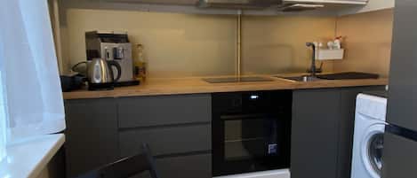 Réfrigérateur, micro-ondes, batterie de cuisine, vaisselle et ustensiles