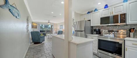 Réfrigérateur, micro-ondes, four, plaque de cuisson