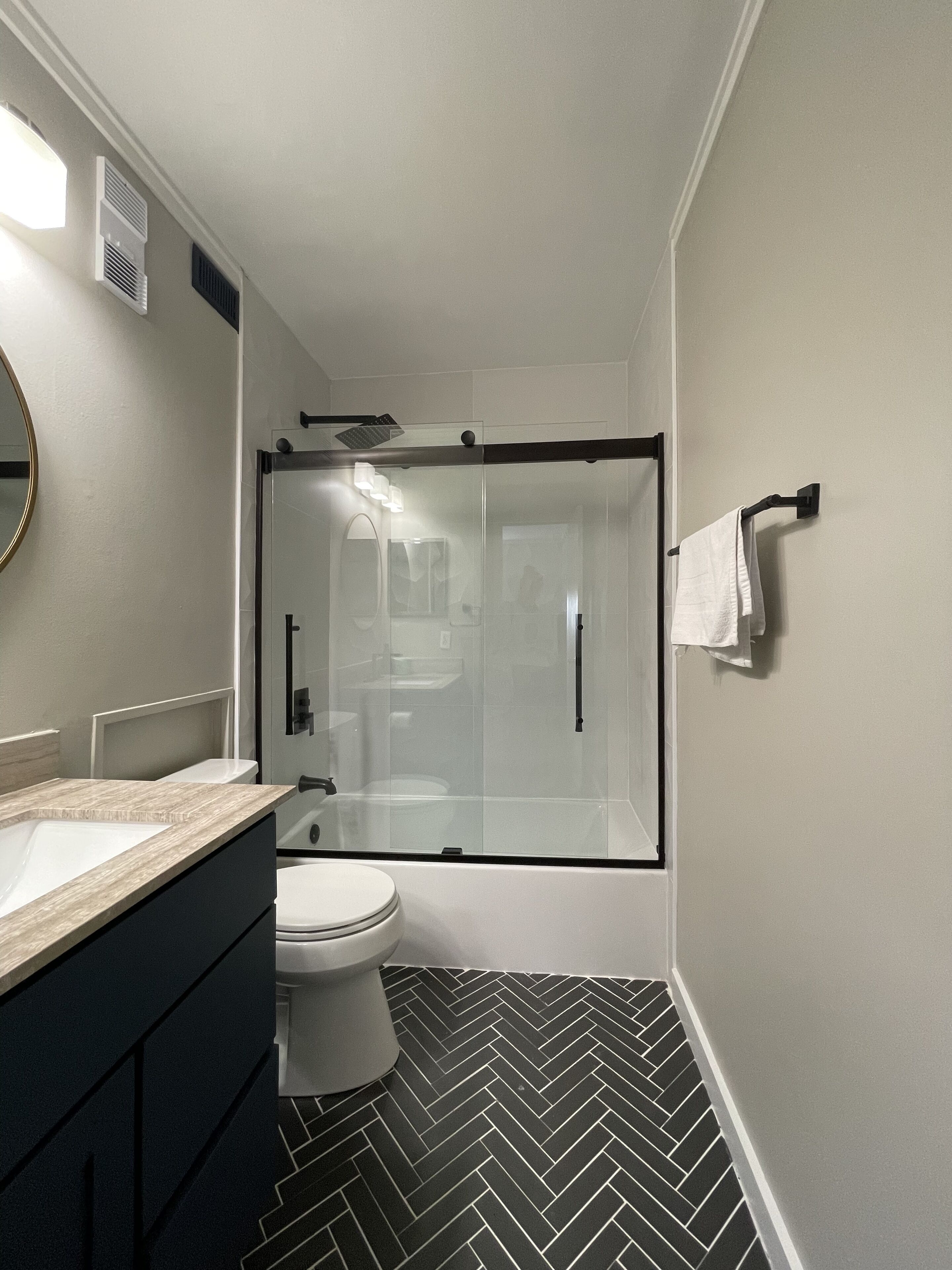 Ensemble douche/baignoire, sèche-cheveux, serviettes fournies, savon