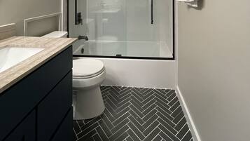 淋浴/盆浴组合、吹风机、毛巾、肥皂