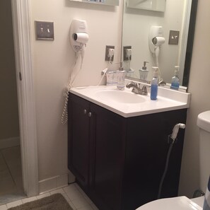 Badewanne, Haartrockner, Handtücher, Toilettenpapier