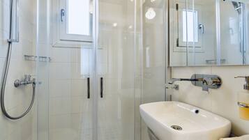 Dusche, Haartrockner, Handtücher, Seife