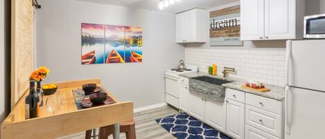 Frigorifero, microonde, forno, piano cottura