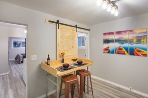 Dining - The Immaculate Guest Cottage In Downtown Coeur  D'Alene (Coeur d'Alene)