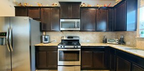 ميكروويف، غسالة أطباق، ماكينة لصنع القهوة/الشاي