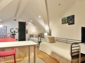 3 chambres, bureau, fer et planche à repasser, lit parapluie