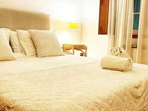 3 Schlafzimmer, Schreibtisch, Bügeleisen/Bügelbrett, Reisekinderbett