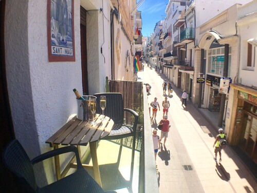 Central 2 bedroom apartment with sunny balcony