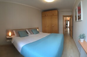 2 habitaciones, escritorio, tabla de planchar con plancha y wifi 