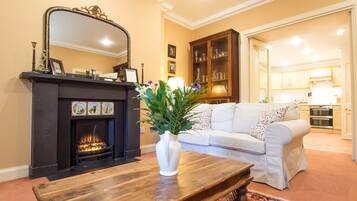 Apartment, 3 Bedrooms | Living room | TV, DVD player