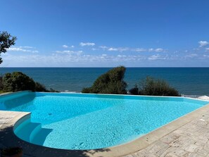 A swimming pool with a clear view of the ocean. - Dream location- Modern villa with pool by the sea, just a stone's throw from Rome. (Anzio)