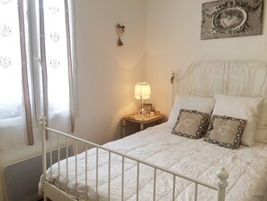 2 habitaciones, tabla de planchar con plancha, wifi y ropa de cama