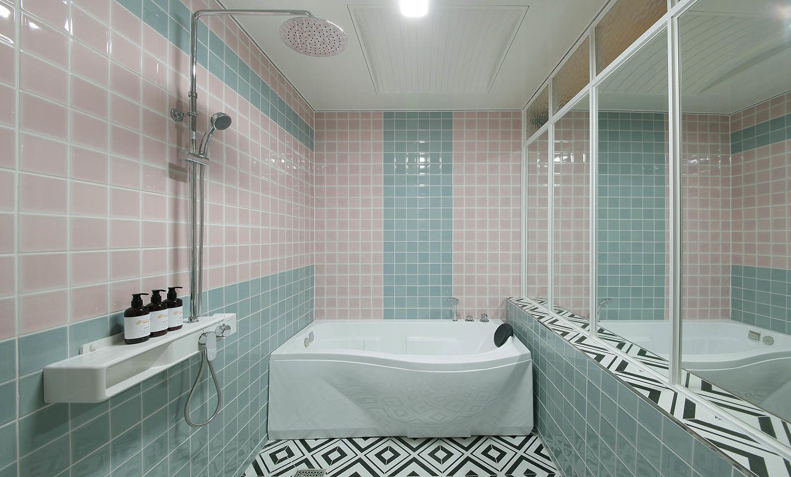 standard double room | bathroom | separate bathtub and shower, deep-soaking bathtub, free toiletries