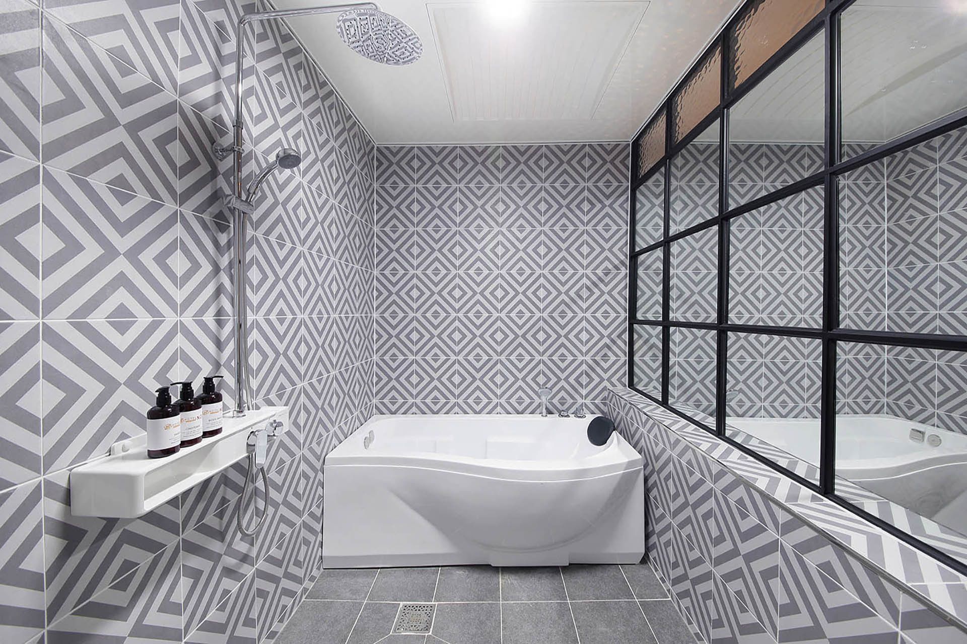 standard double room | bathroom | separate bathtub and shower, deep-soaking bathtub, free toiletries