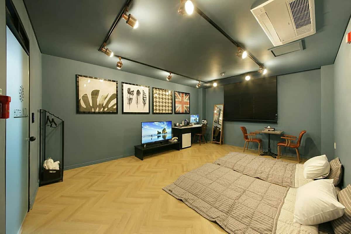 Habitación triple estándar | 1 habitación, escritorio, cortinas blackout y insonorización