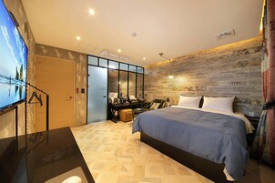 Standard Double Room | Desk, blackout drapes, soundproofing, iron/ironing board