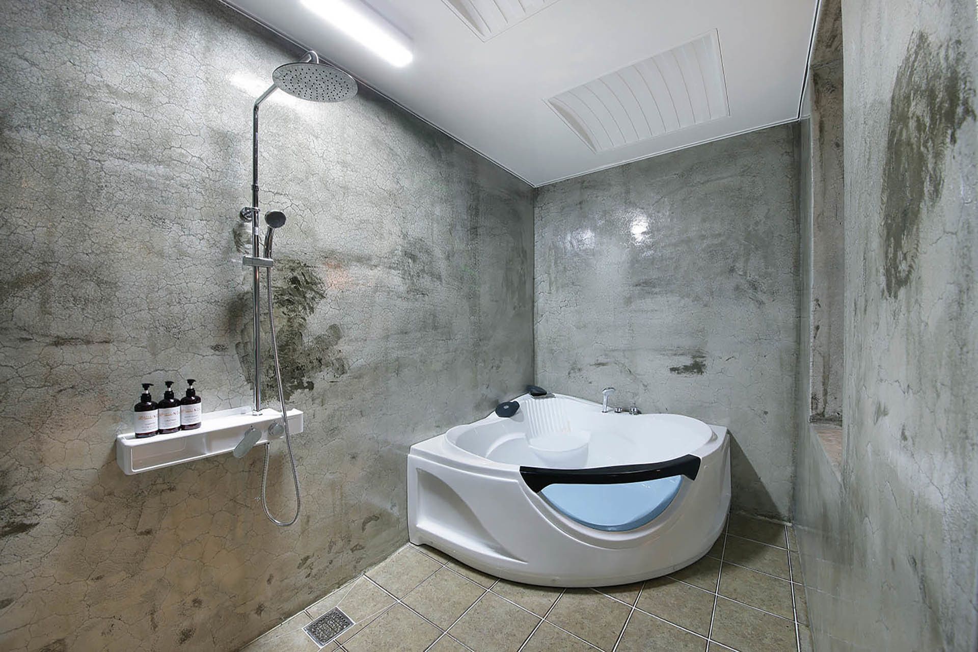 separate bathtub and shower, deep-soaking bathtub, free toiletries