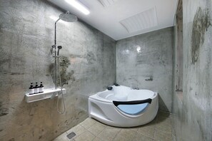 Baignoire et douche séparées, baignoire relaxante profonde
