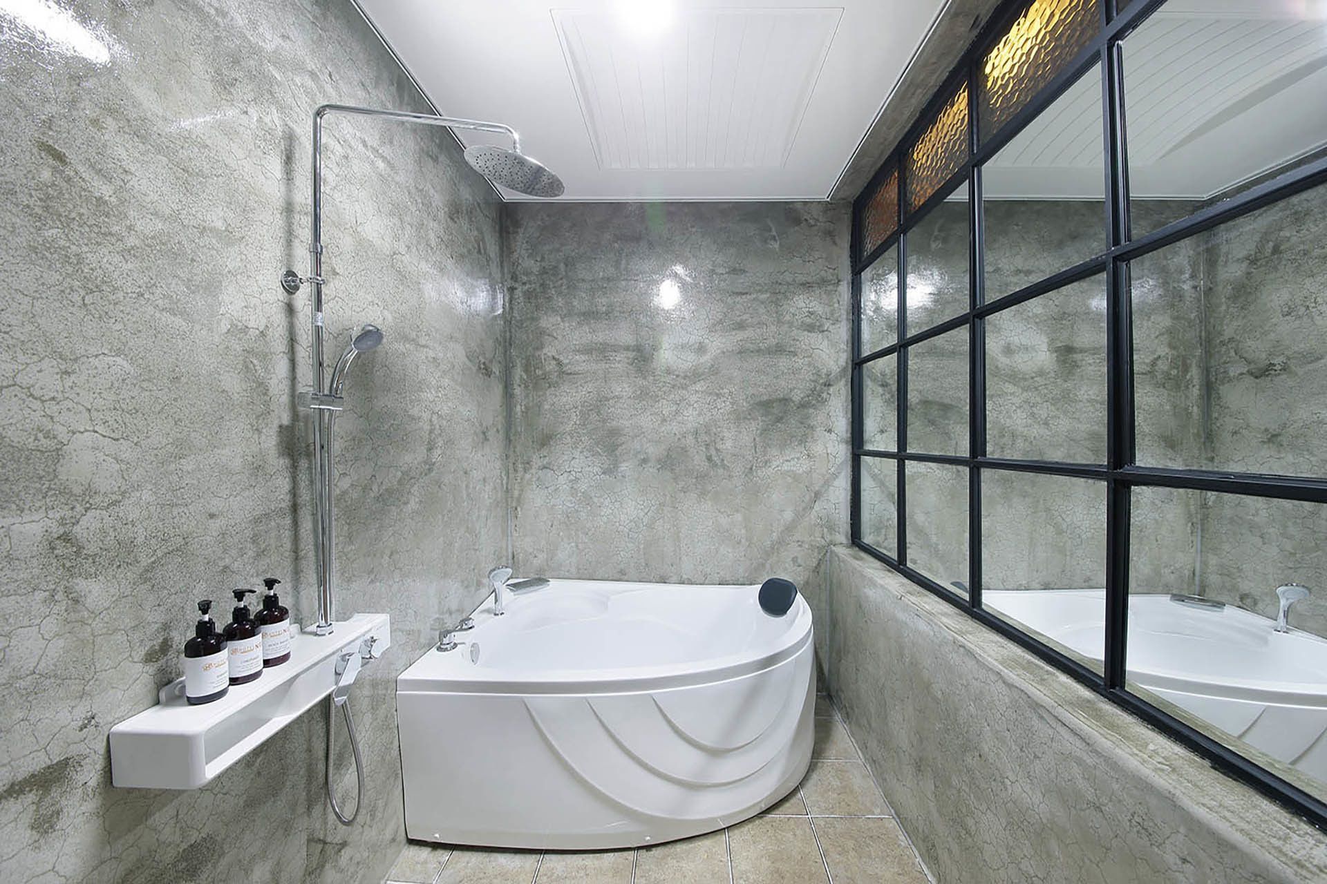 standard double room | bathroom | separate bathtub and shower, deep-soaking bathtub, free toiletries