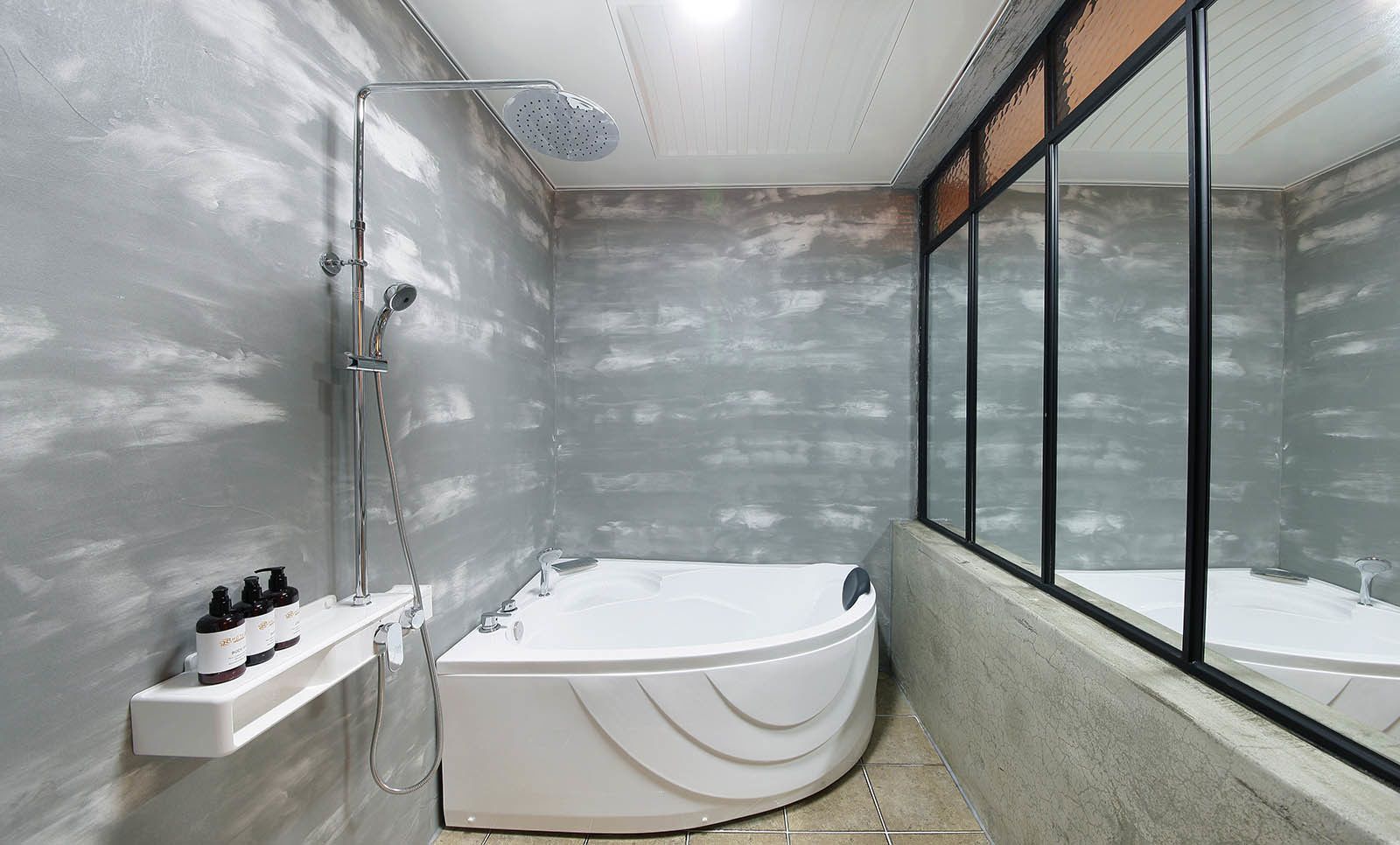 standard double room | bathroom | separate bathtub and shower, deep-soaking bathtub, free toiletries