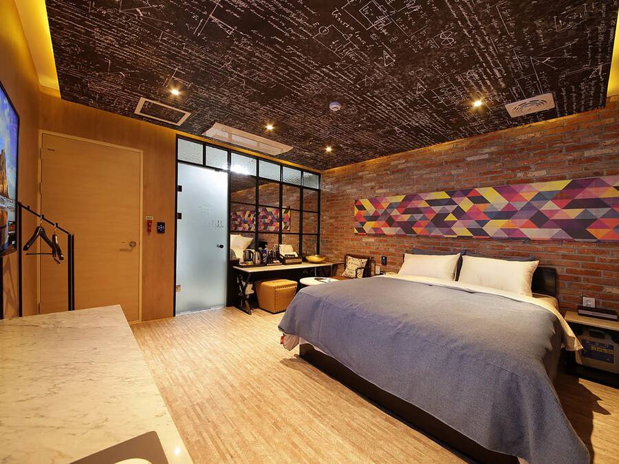 Standaard tweepersoonskamer | Een bureau, verduisterende gordijnen, geluiddichte muren