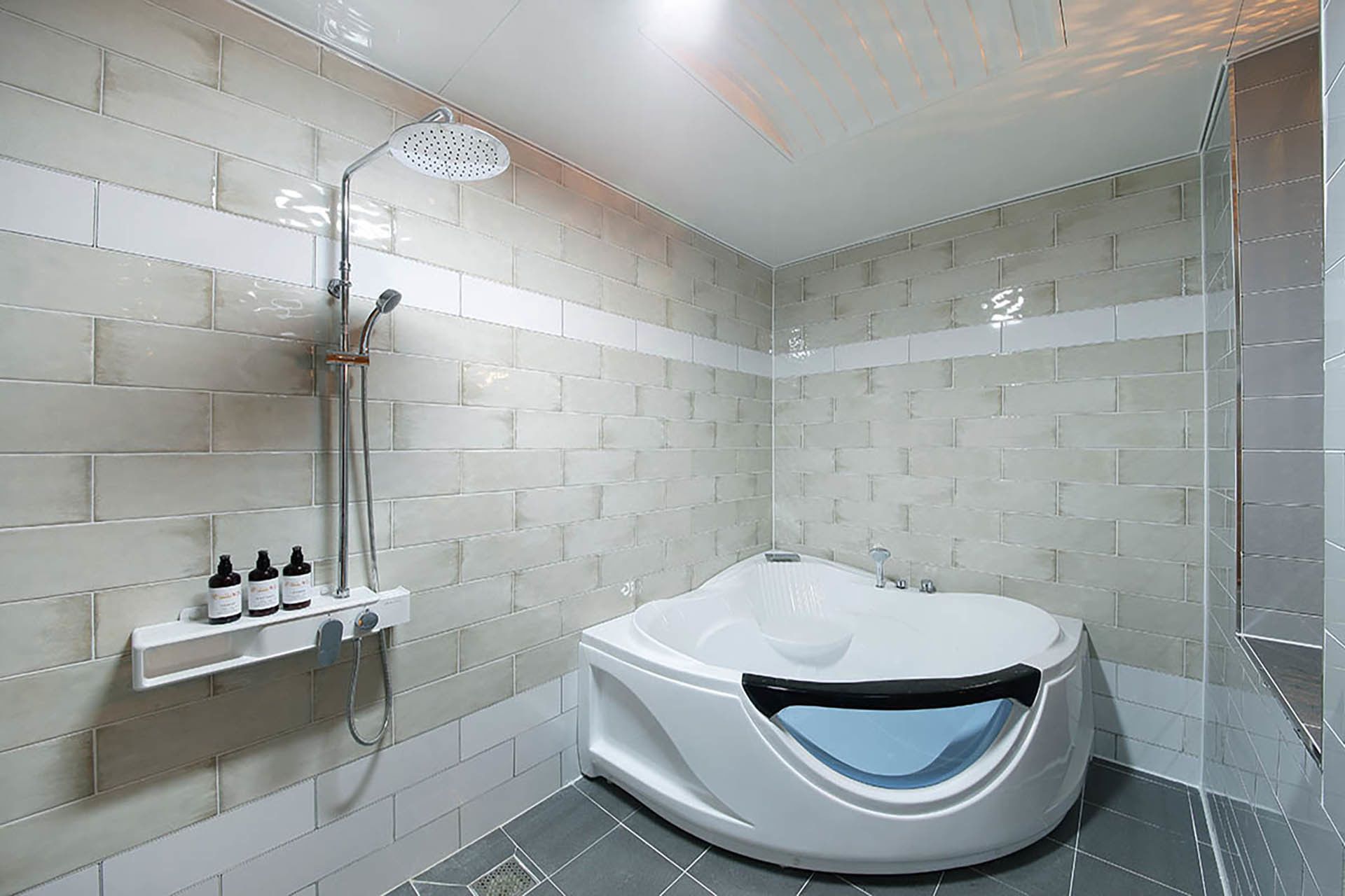 deluxe double room | bathroom | separate bathtub and shower, deep-soaking bathtub, free toiletries