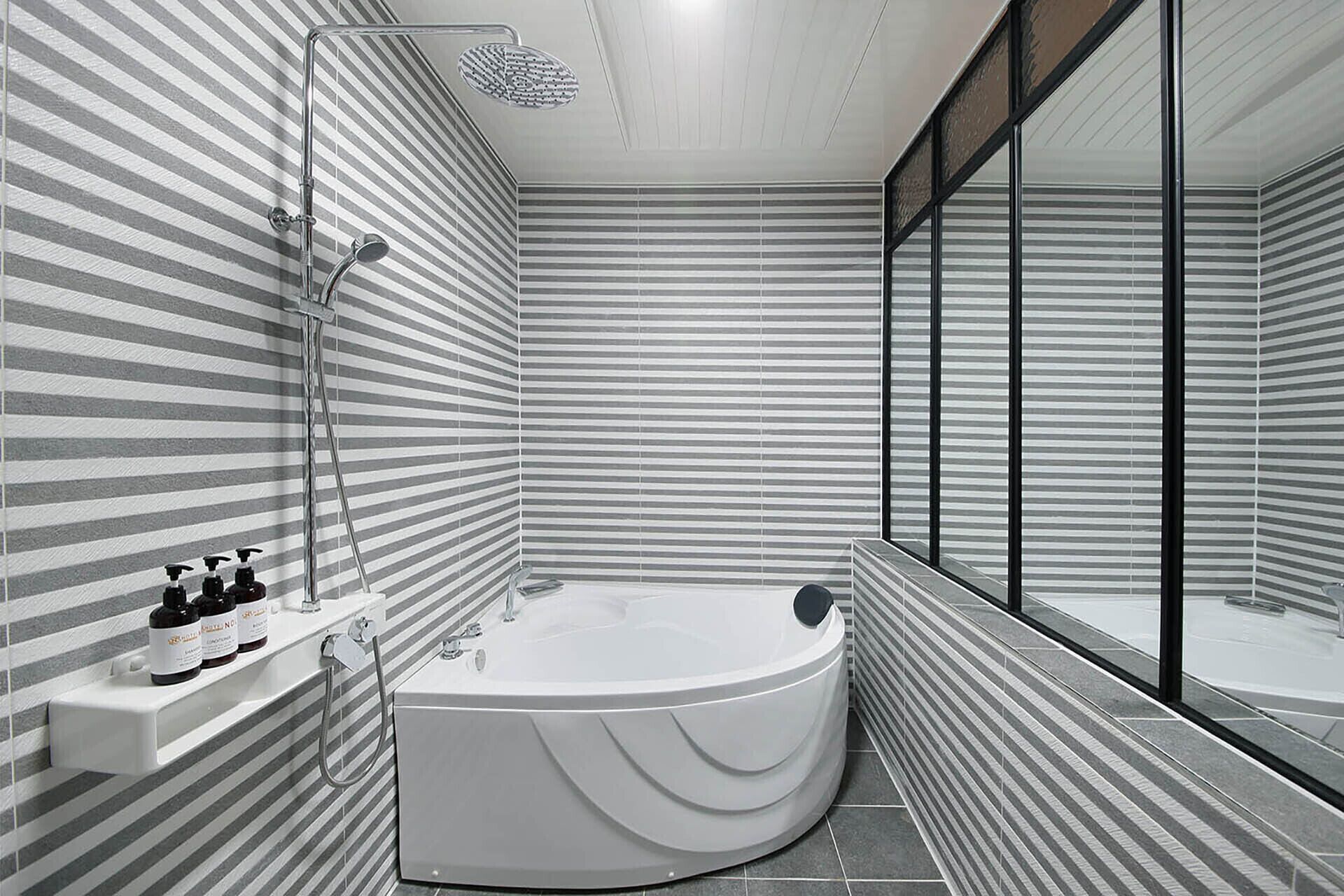 standard twin room, 2 single beds | bathroom | separate bathtub and shower, deep-soaking bathtub, free toiletries