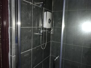 Perhestudio, kaupunkinäköala, pohjakerroksessa | Kylpyhuoneen suihku