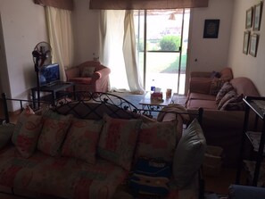 Biệt thự tiện nghi đơn giản, 4 phòng ngủ, hút thuốc, quang cảnh bãi biển | Khu phòng khách | TV màn hình phẳng 34-inch có truyền hình cáp, TV 