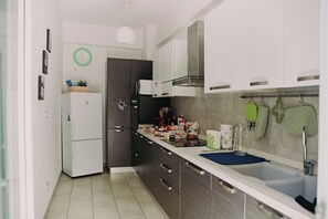 Frigorifero, microonde, forno, piano cottura