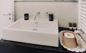 Combinazione doccia/vasca, asciugacapelli, bidet, asciugamani