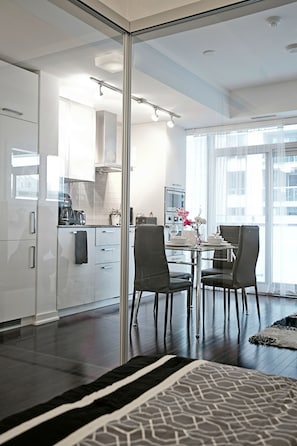 Apartament Deluxe, 1 llit de matrimoni i sofà llit, vistes al llac | Cuina privada | Frigorífic, microones, forn i placa de cuina