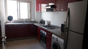 Appartement, 2 chambres | Cuisine privée | Grand réfrigérateur, micro-ondes, four, plaque de cuisson