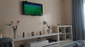 Appartement, 2 chambres | Coin séjour | Télévision de 40 pouces avec chaînes par satellite, cheminée