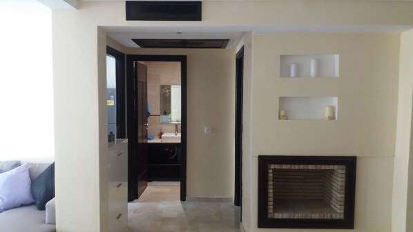 Appartement, 2 chambres | Coin séjour | Télévision de 40 pouces avec chaînes par satellite, cheminée