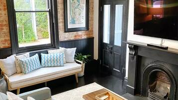 Appartamento Luxury, 1 camera da letto, caminetto, lato piscina | Area soggiorno | TV a schermo piatto 55 pollici con canali premium, TV LCD, Netflix