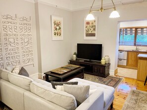 ลักซ์ชัวรี่อพาร์ทเมนท์, เตียงควีนไซส์ 1 เตียง | บริเวณนั่งเล่น | ทีวีจอแบน 55 นิ้ว พร้อมช่องทีวีพรีเมียม, ทีวีจอแอลซีดี, Netflix