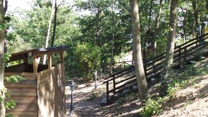 Eine Holzhütte mit geneigtem Dach, einer Treppe und einem Metallgeländer.