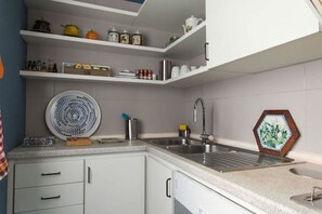 Kjøleskap, ovn, kokeplater og oppvaskmaskin