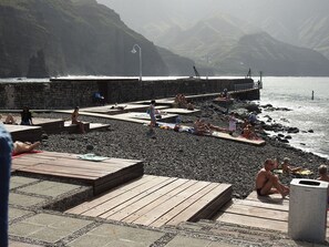 Vlak bij het strand, ligstoelen aan het strand, strandlakens
