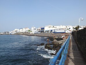Una spiaggia nelle vicinanze, lettini da mare, teli da spiaggia