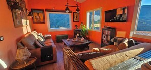 Fernseher, Kamin, DVD-Player, Bücher