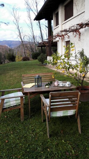 Outdoor dining - La Rovaia: nature, art and prosecco nearby Asolo, Veneto (Monfumo)