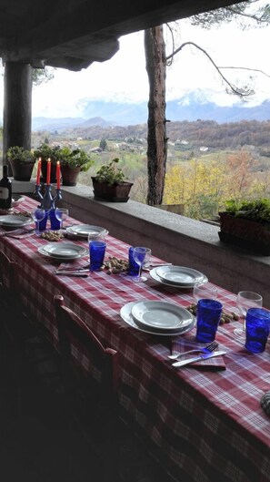 Outdoor dining - La Rovaia: nature, art and prosecco nearby Asolo, Veneto (Monfumo)