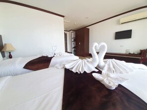 Deluxe Twin Room | Minibar, két bảo mật tại phòng, màn/rèm cản sáng 