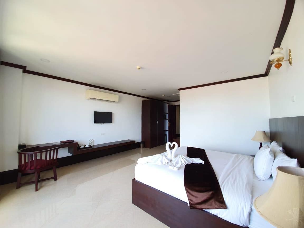 minibar, in-room safe, blackout curtains, free wifi